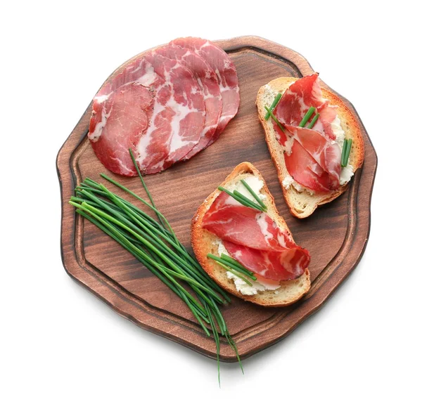 Доска с вкусным мясным обедом и бутербродами с чешуйкой на белом фоне — стоковое фото