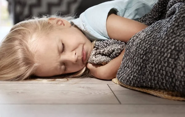 Niña indefensa llorando — Foto de Stock