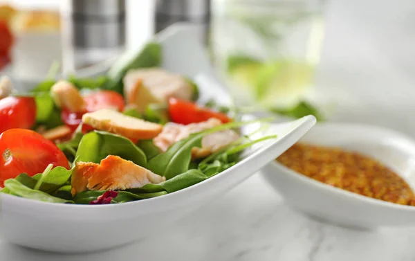 Tablo, closeup lezzetli taze salata ile kase — Stok fotoğraf
