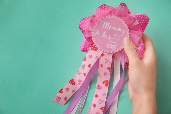 Woman holding award ribbon with text MOMMY TO BE on color background — Stock Photo, Image