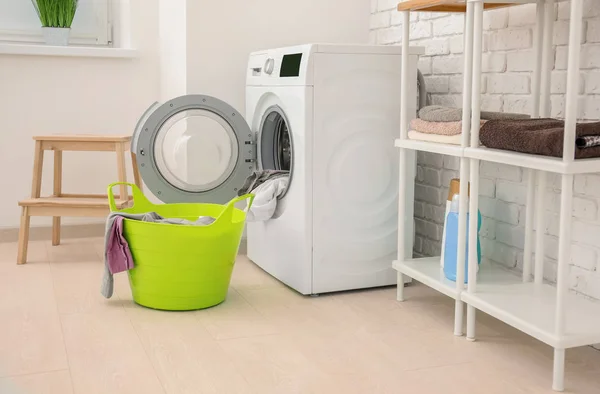 Cesto con lavanderia e lavatrice in bagno — Foto Stock