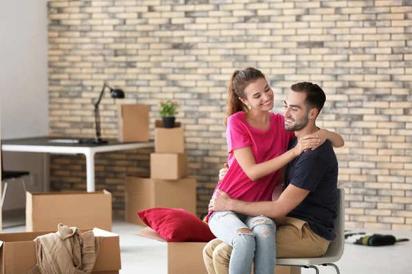 Jovem casal com caixas móveis em nova casa — Fotografia de Stock