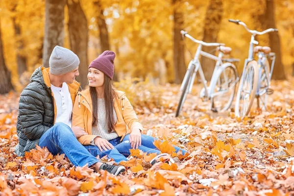 Jeune Couple Reposant Après Une Balade Vélo Forêt — Photo