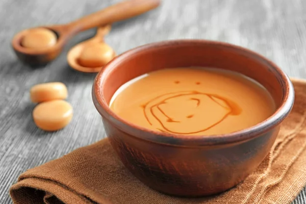 Чаша со сладким карамельным соусом на столе — стоковое фото