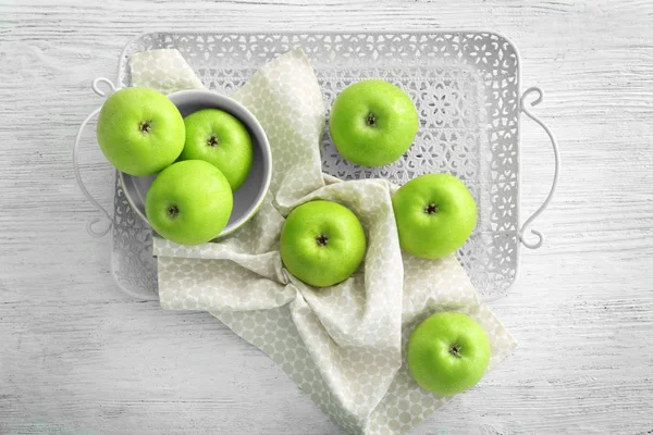 Tray with fresh green apples on wooden background — Stock Photo, Image