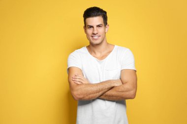 Renk arka plan üzerinde rahat kıyafetler yakışıklı genç adam