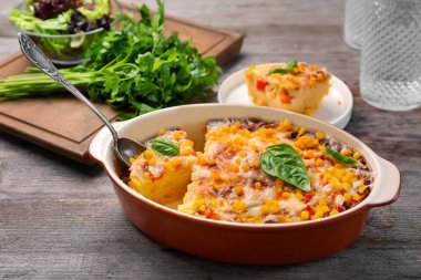 Ahşap masa üzerinde Mısır pudingle pişirme çanağı