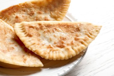 Açık renkli, closeup üzerinde lezzetli derin kızarmış samosas plakalı