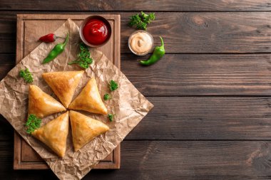 Ahşap tahta ile lezzetli samosas
