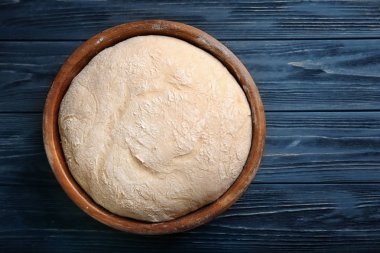 Taze çiğ hamur ile kase 