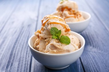 Karamel şurup ile lezzetli dondurma 