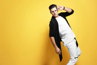 Renk arka plan üzerinde rahat kıyafetler yakışıklı genç adam