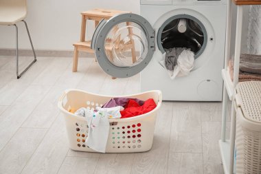 Çamaşırhane ve çamaşır makinesine banyo sepeti