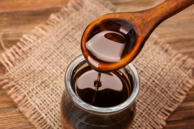 Kaşık kavanoz, closeup üzerinde lezzetli karamel sos ile