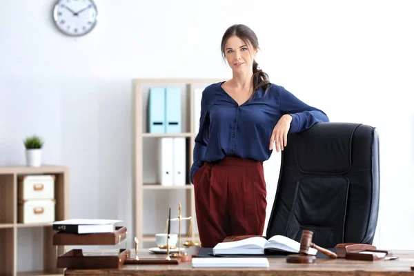 Junge Notarin im Amt — Stockfoto