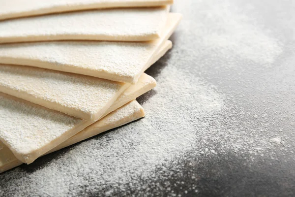 Pasta sfoglia cruda fresca in tavola — Foto Stock