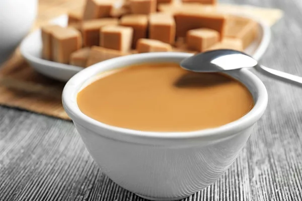 Bowl dengan saus karamel manis di atas meja — Stok Foto