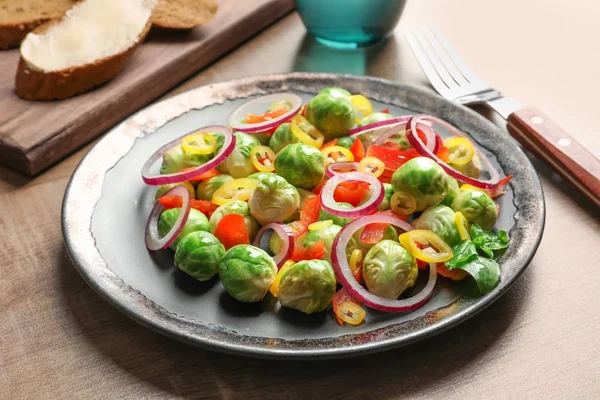 Тарелка с салатом из брюссельской капусты — стоковое фото