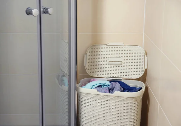 Корзина с грязным бельем в ванной комнате — стоковое фото