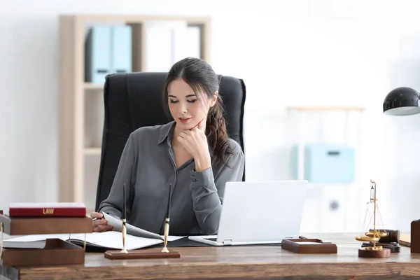 Notaris wanita muda yang bekerja di kantor — Stok Foto