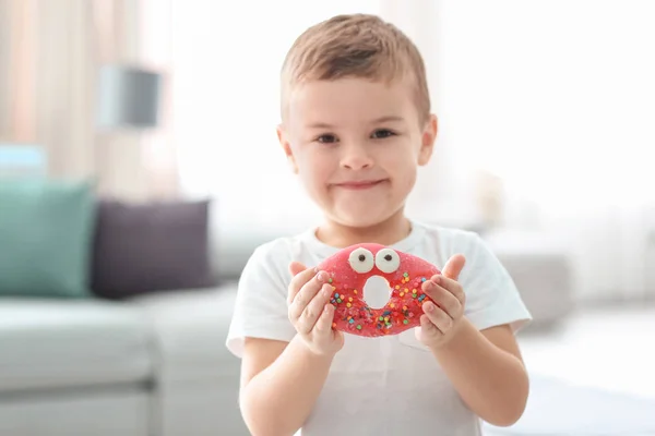 Маленький Мальчик Сладким Пончиком Комнате — стоковое фото