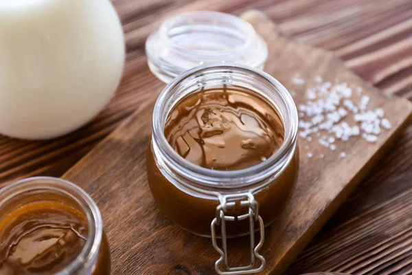 Jar met lekkere karamelsaus — Stockfoto