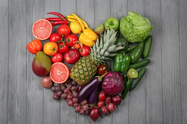 Creatieve Compositie Gemaakt Van Groenten Fruit Kleuren Van Regenboog Houten — Stockfoto