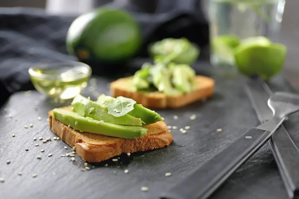 Heerlijke avocado broodje op tafel, close-up — Stockfoto