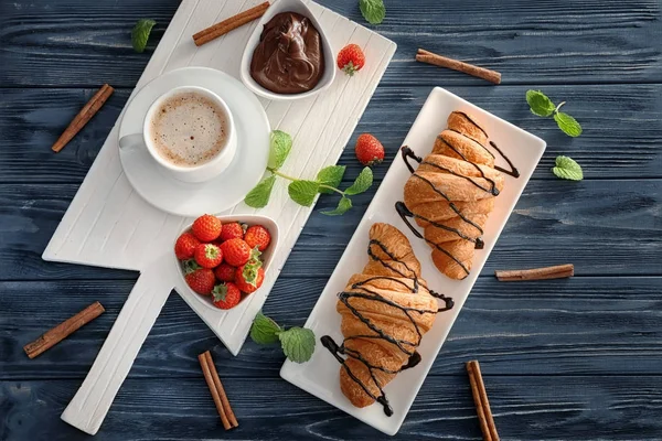 Composição com croissants saborosos e café — Fotografia de Stock