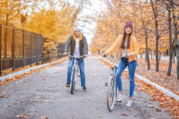 Unga Par Ridning Cyklar Parken — Stockfoto