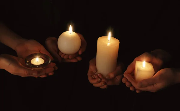 Руки с горящими свечами — стоковое фото