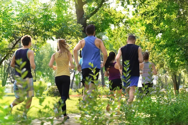 Grupo de jóvenes corriendo en el parque — Foto de Stock