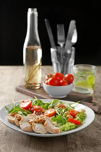 Et ve masada lezzetli taze salata ile plaka — Stok fotoğraf