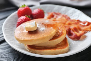 Krep, pastırma ve çilek plaka ile lezzetli kahvaltı