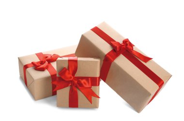 Parsel hediye kutuları ile beyaz zemin üzerine kırmızı yay