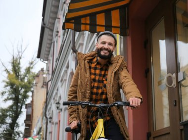 Çekici genç hipster binicilik bisiklet şehir sokak üzerinde