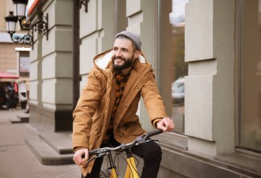 Çekici genç hipster binicilik bisiklet şehir sokak üzerinde