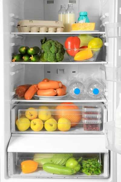 Kühlschrank mit frischen Produkten, Nahaufnahme — Stockfoto
