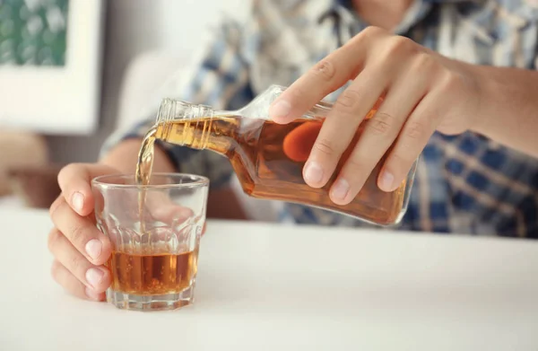 Man Hälla Konjak Glas Bordet Alkohol Beroende Koncept — Stockfoto