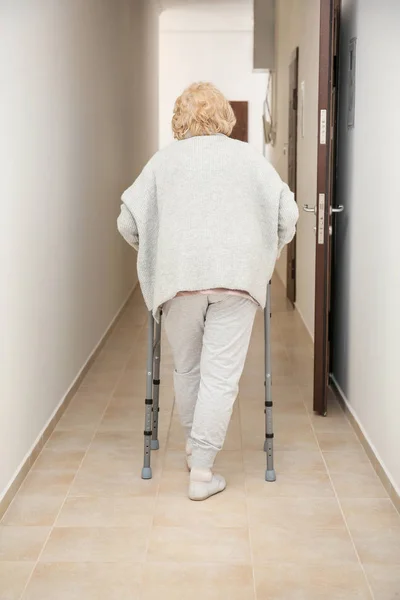 Mujer Mayor Con Marco Para Caminar Pasillo — Foto de Stock