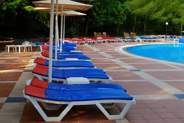 Empty Sunbeds Swimming Pool Luxury Hotel — Stock Photo, Image