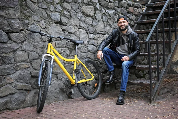 街で自転車と一緒に若いヒップな魅力的です — ストック写真