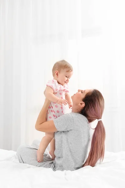 Ibu Muda Menggendong Bayinya Yang Lucu Rumah — Stok Foto