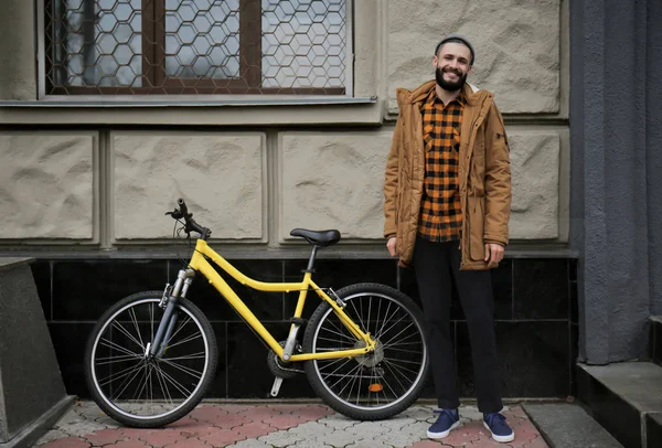 街で自転車と一緒に若いヒップな魅力的です — ストック写真