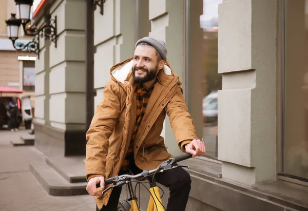 Çekici genç hipster binicilik bisiklet şehir sokak üzerinde
