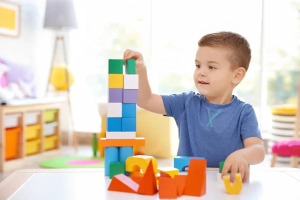 Söt Liten Pojke Leker Med Block Hemma — Stockfoto