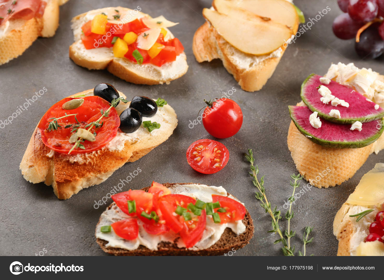 Deliciosas Bruschettas Italianas Fundo Cinzento Stock Deliciosas Bruschettas Italianas Fundo Cinzento Stock