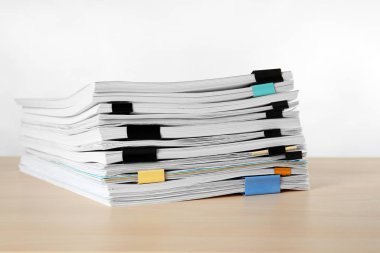 Belgeler üzerinde tablo açık renkli karşı yığını