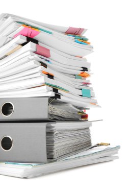 beyaz zemin üzerinde iş belgelerinin yığını