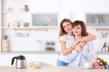 Evde annesi ile çekici genç kadın